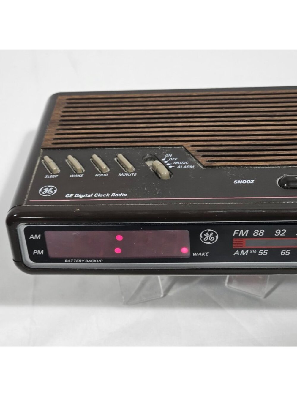 Vintage GE Digital Clock Radio AM/FM With Woodgrain Finish & Snooze Function - Picture 7 of 11